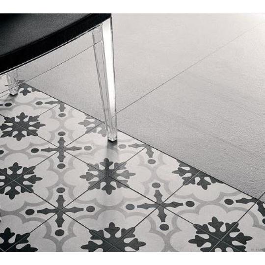 vintage klasicky obyvaci podlahova dlazdica sprcha kupelna jedalen predsien vonkajsia vnutorny obklad gres cementovy vzor cierna biela siva civilny domy.jpg